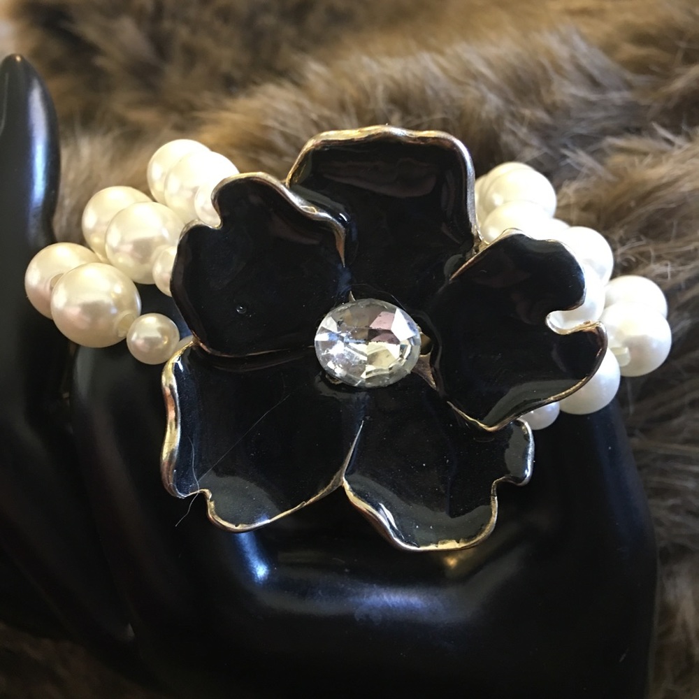 Triple strand pearl enamel flower stretch bracelet